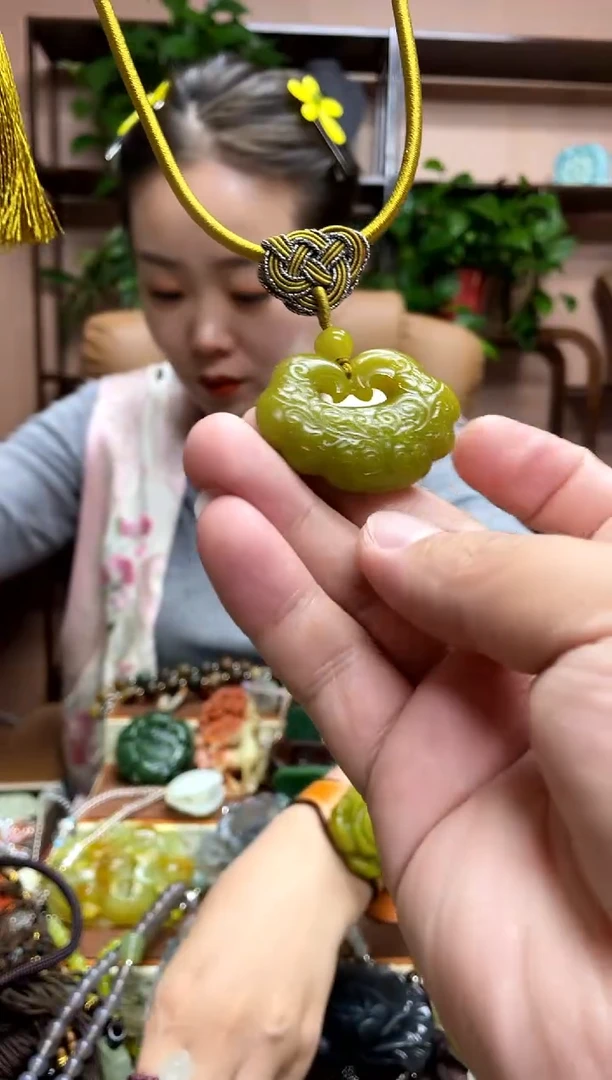 未镶嵌岫玉颈饰多样性发货发其中之一
