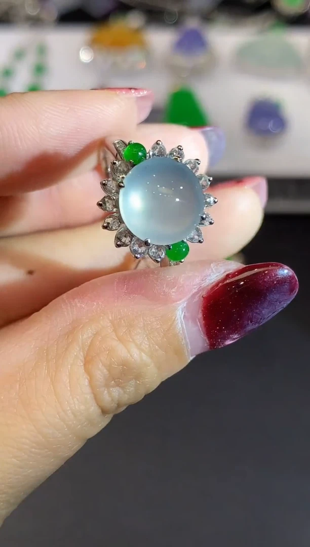 18K金镶嵌戒指翡翠多样性发其一