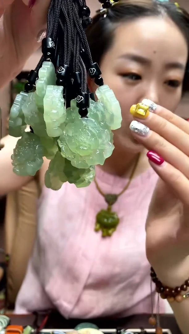 岫玉未镶嵌吊坠多样性发货发其中之一