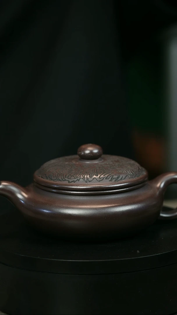 茶壶紫砂李***想H1957李传荣紫泥龙刻扁腹