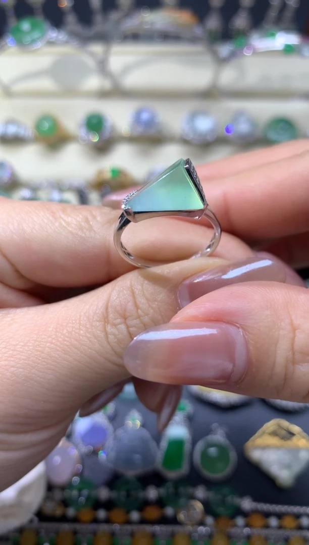 【闪购商品】翡翠颈饰18K金镶嵌戒指