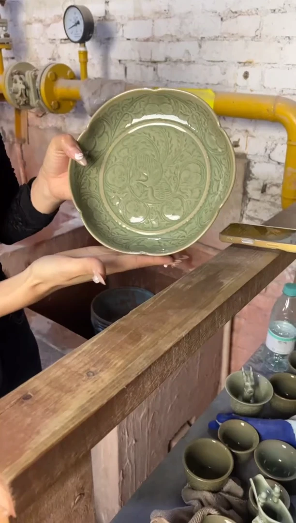 微瑕耀州窑凤穿牡丹盘