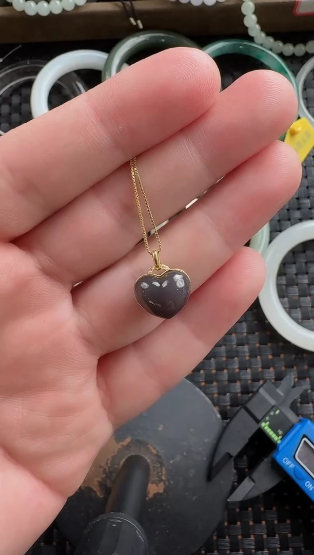 颈饰18K金镶嵌和田玉烟紫