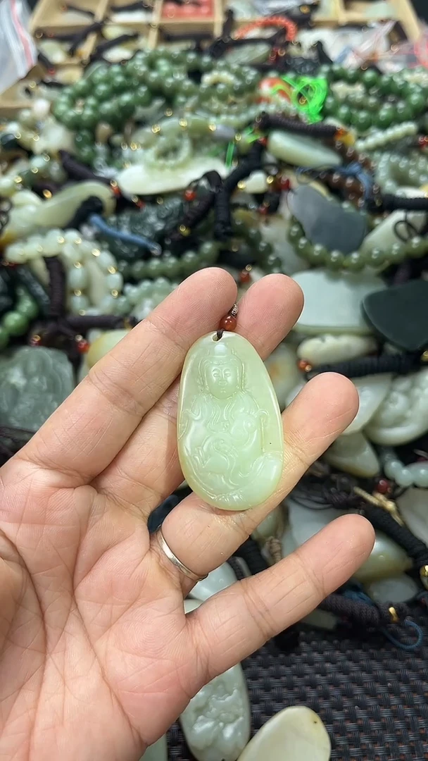 和田玉未镶嵌颈饰（多样性发一件）没有证书有瑕