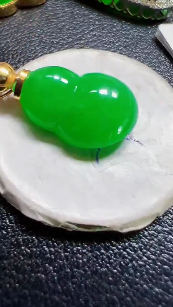 颈饰18K金镶嵌翡翠葫芦