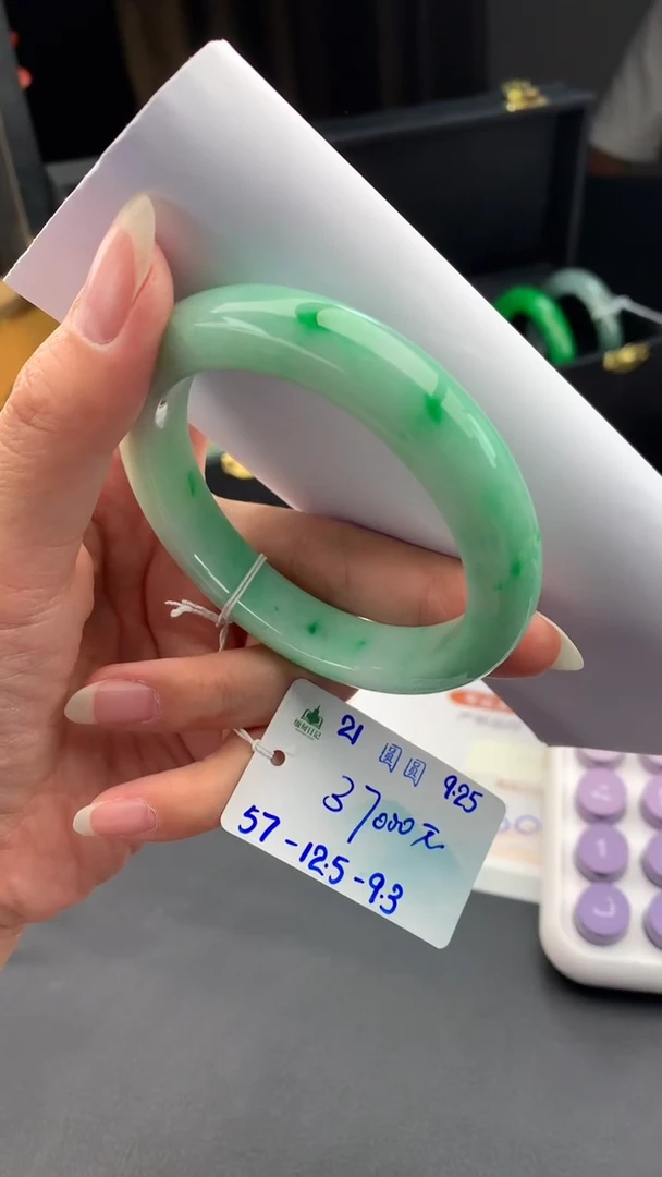 未镶嵌手镯翡翠自带#送人#，联系客服核对地址~