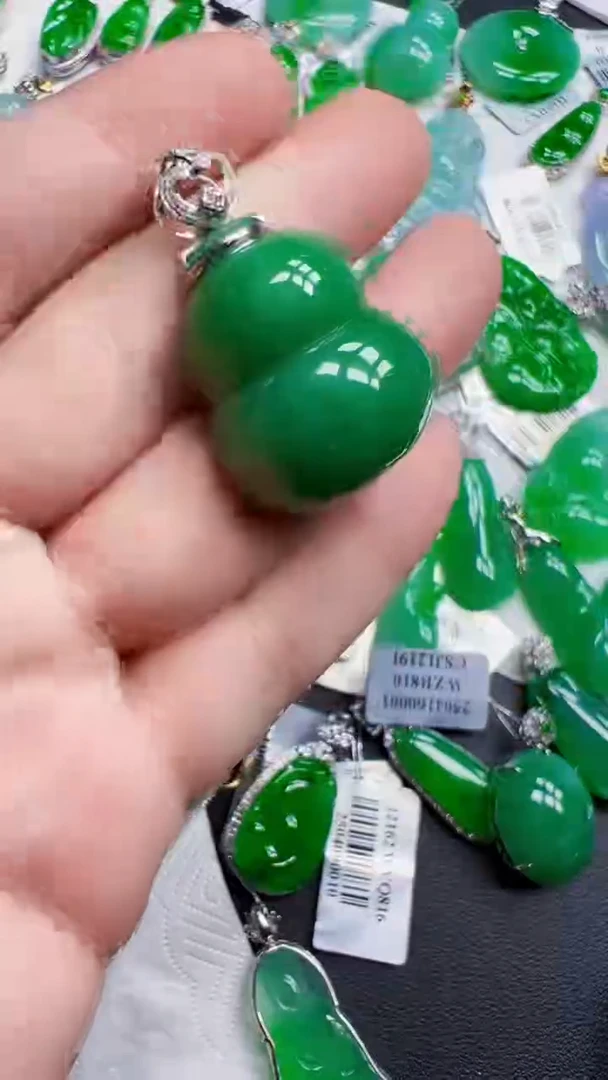 颈饰18K金镶嵌翡翠葫芦