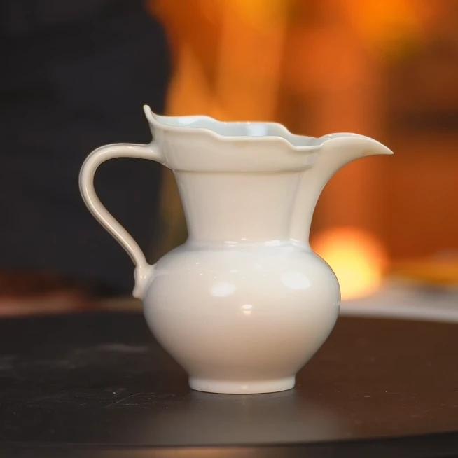 华山拙隐 甜白釉僧帽公道