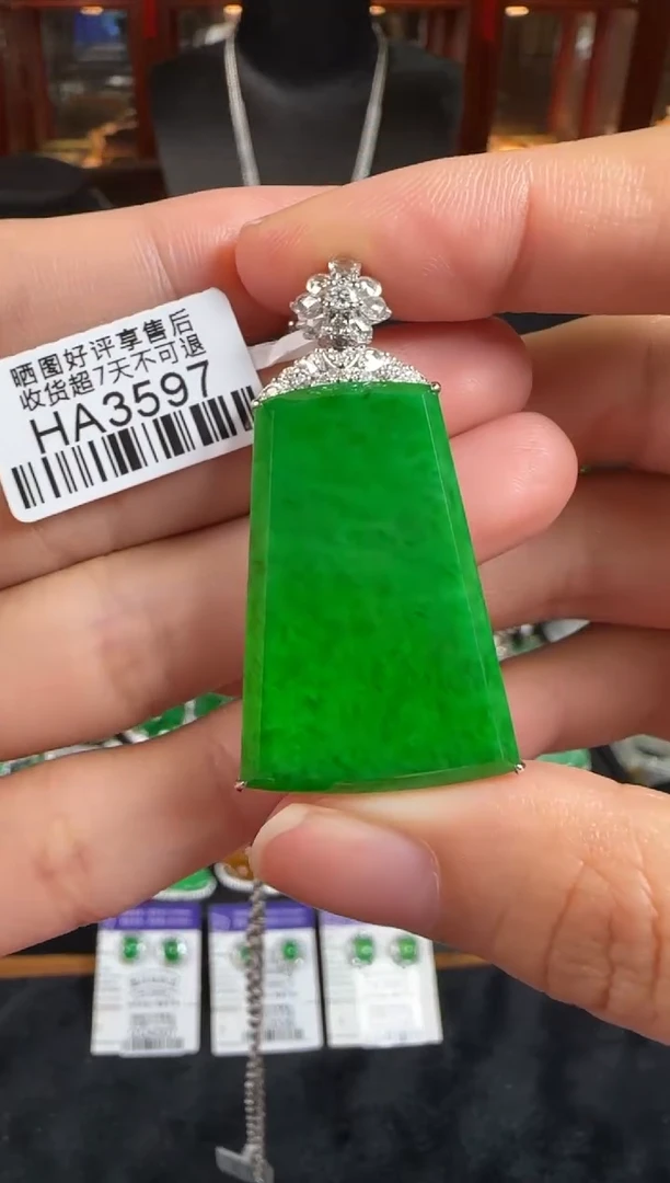 颈饰18K金镶嵌翡翠HA3597冰辣绿无事牌
