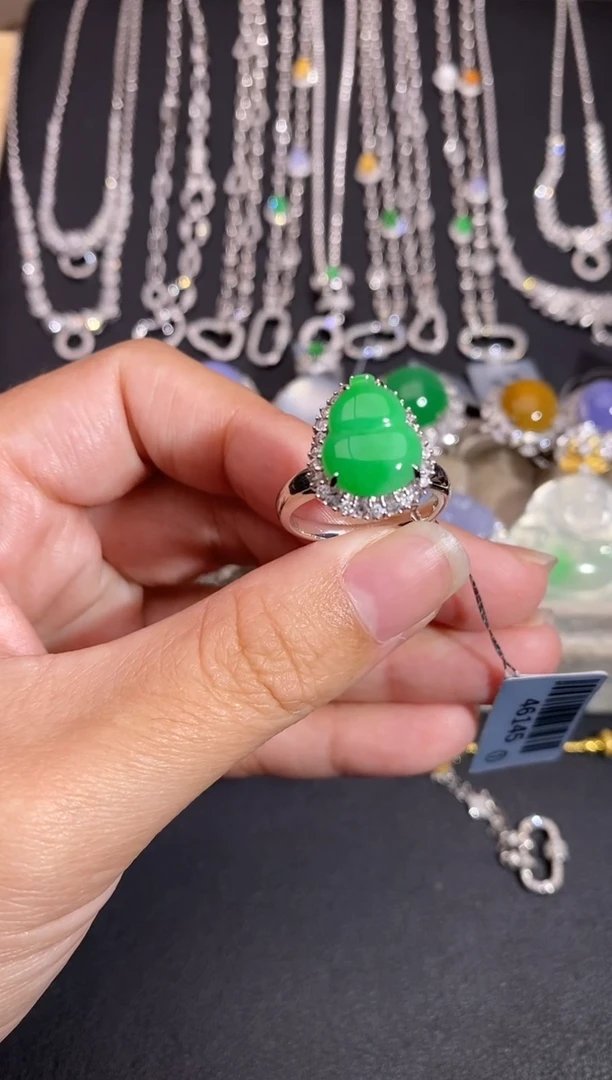 颈饰18K金镶嵌翡翠戒指