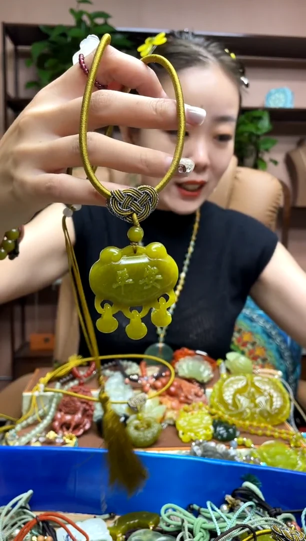 未镶嵌岫玉吊坠·