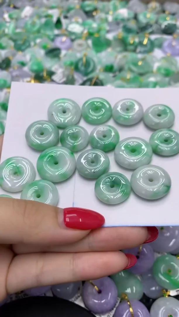 翡翠未镶嵌颈饰多样性发其一