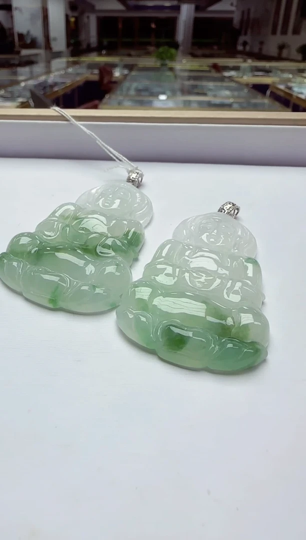 颈饰18K金镶嵌翡翠观音