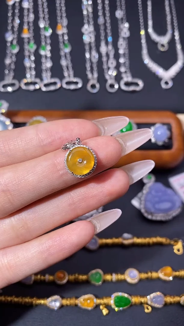 颈饰18K金镶嵌翡翠吊坠