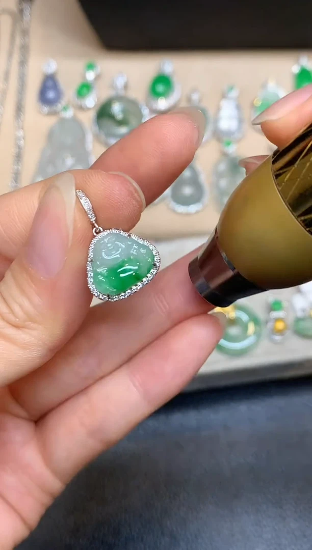 颈饰18K金镶嵌翡翠佛公【无服务费