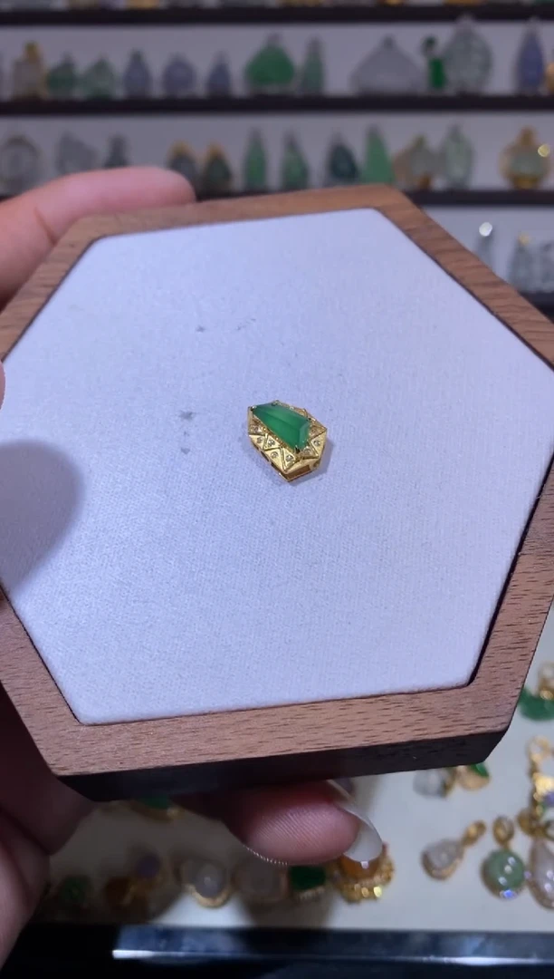 吊坠(不含链)18K金镶嵌翡翠Q****e111111