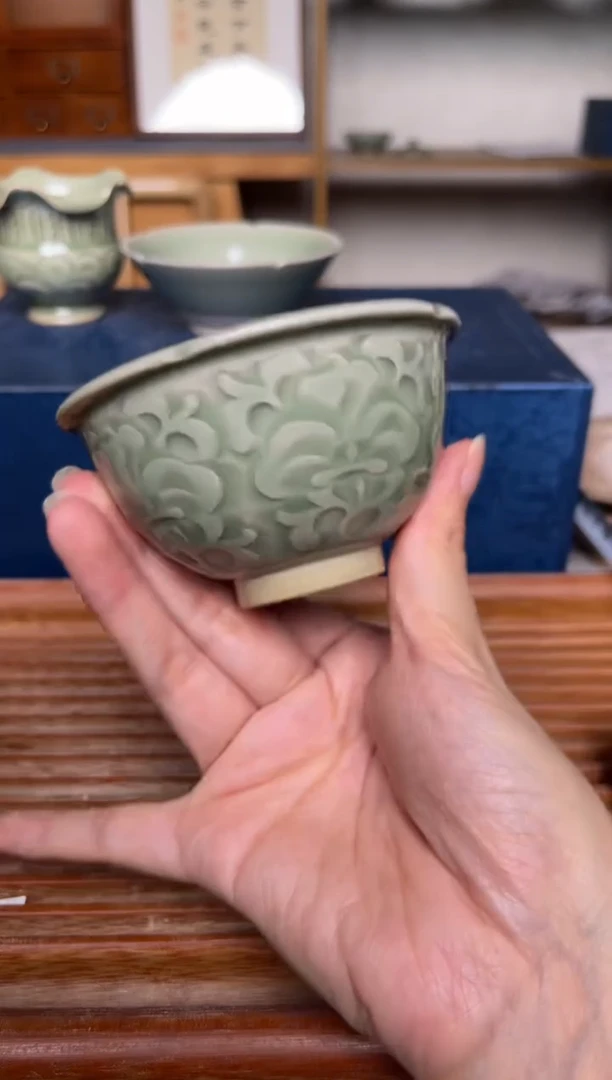 瓷器纯手工天青色乱刀牡丹纹小海瓯 微瑕