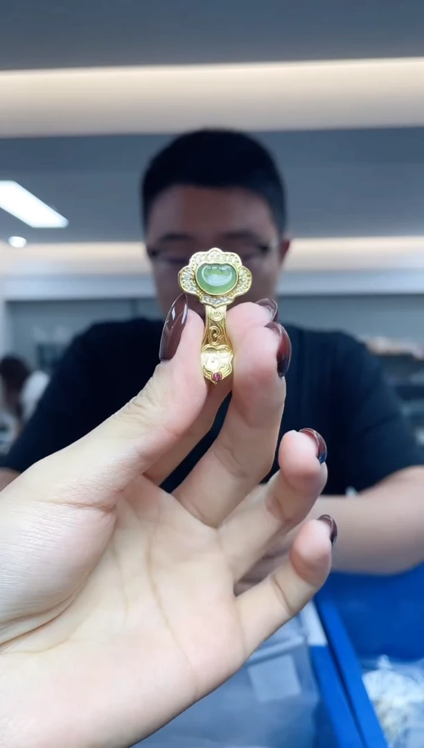 翡翠未镶嵌颈饰（多样性发一件）