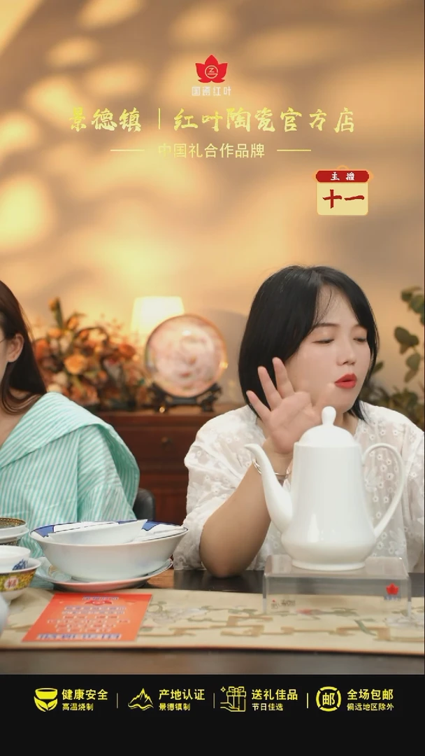 1个微瑕白胎古典大咖啡壶（带盖）（无底款