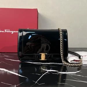 99新 FERRAGAMO/菲拉格慕 黑金蝴蝶结漆皮中号单肩包C835687 4344