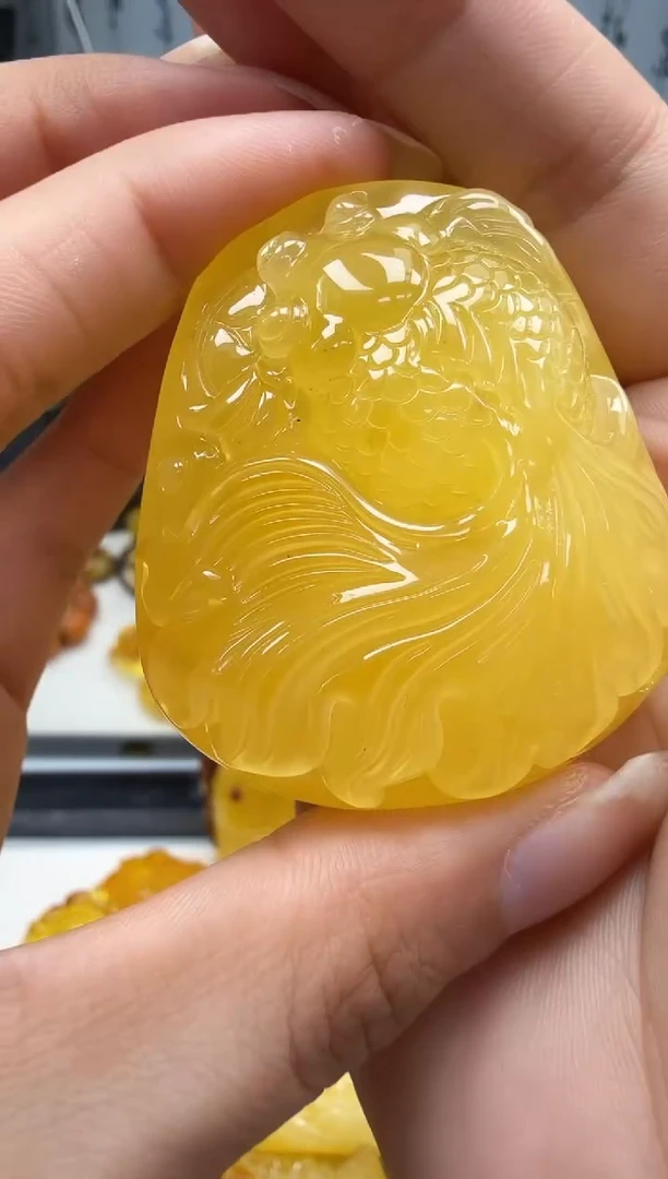 未镶嵌琥珀裸石如图