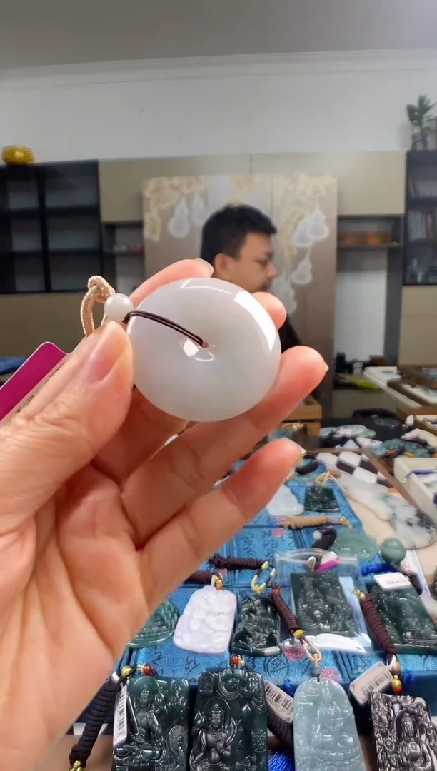 颈饰未镶嵌翡翠  多样性发其一