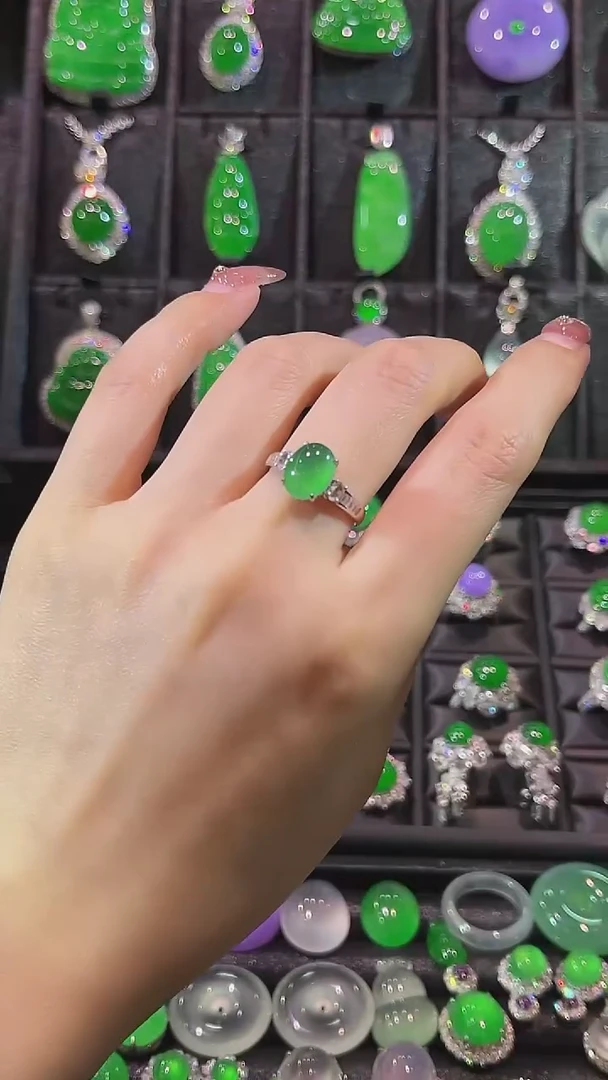 18K金镶嵌戒指翡翠戒指