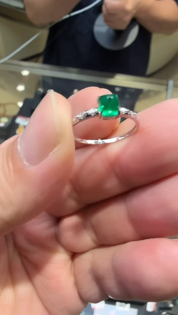 祖母绿戒指18K金镶嵌亏米福利