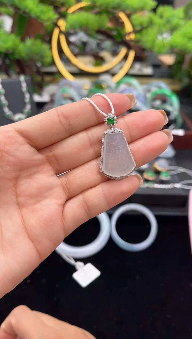 颈饰18K金镶嵌翡翠吊坠