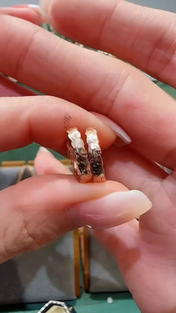 【闪购商品】18K金耳饰18K金爆闪蛇蛇耳环