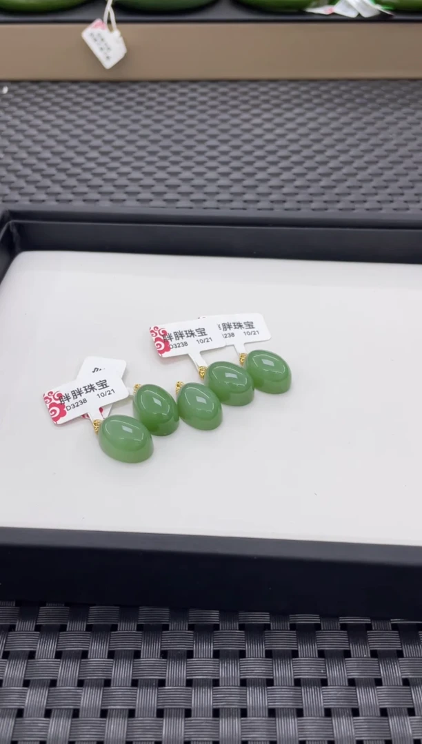 吊坠(不含链)18K金镶嵌和田玉蛋面（多样性发一件）D3238