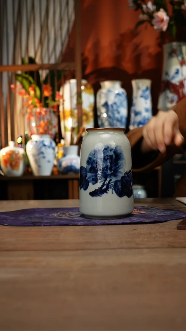 当代景德镇设计师釉下手绘陶瓷花瓶0