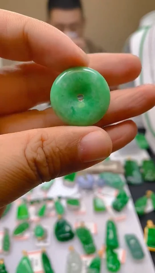 【闪购商品】翡翠颈饰未镶嵌平安扣