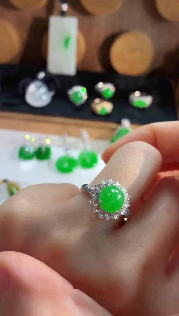 翡翠戒指18K金镶嵌戒指