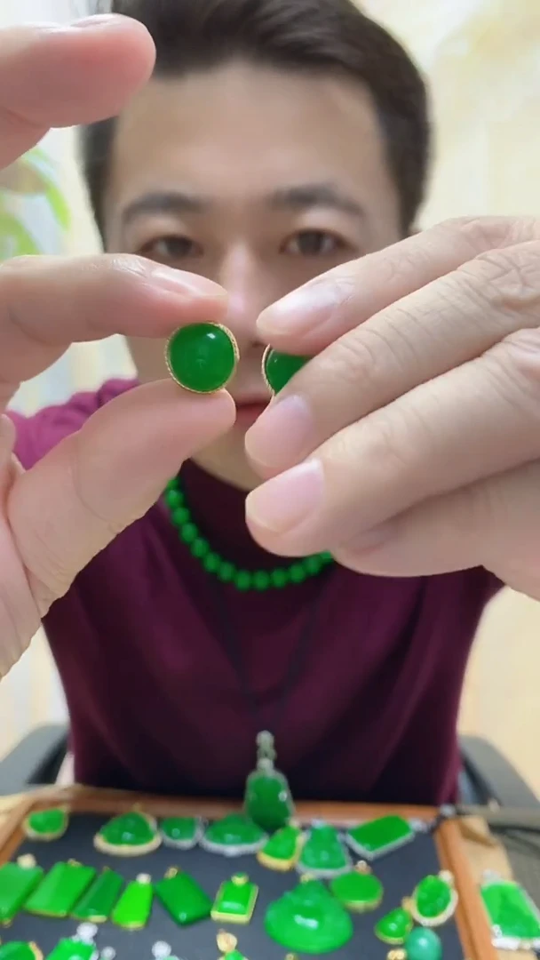 14K金镶嵌翡翠耳饰翡翠耳钩