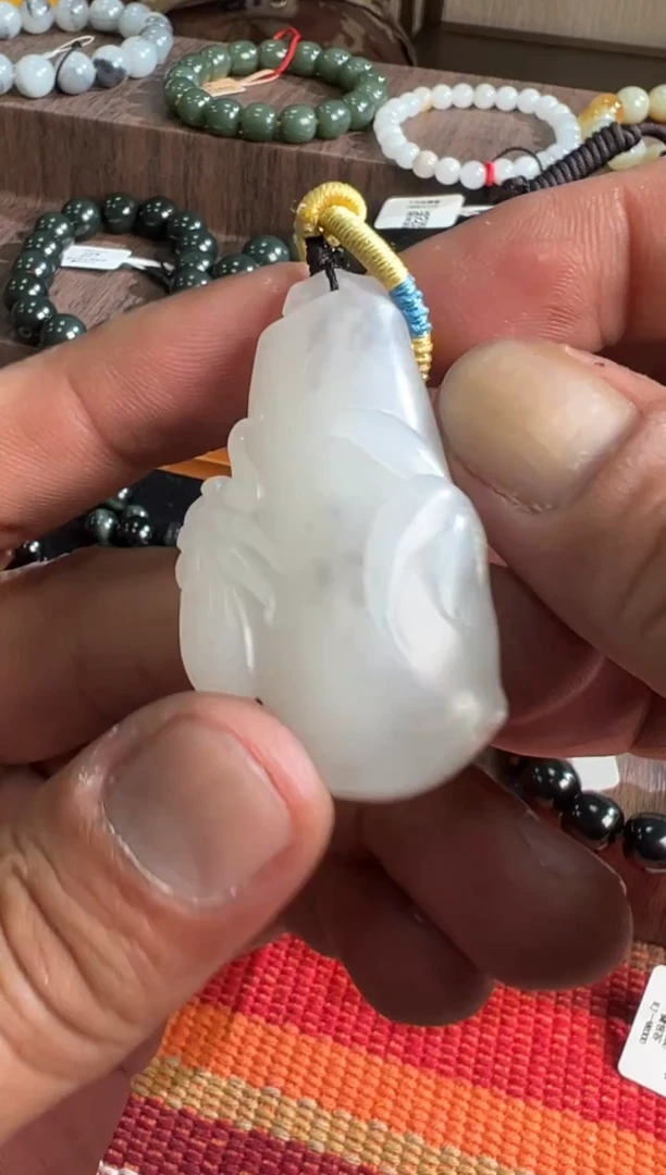 吊坠(赠链)未镶嵌和田玉黑山料青花吊坠