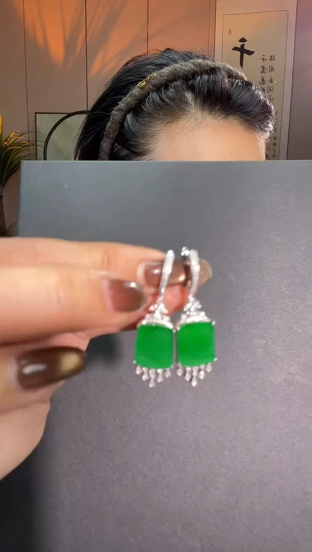 18K金镶嵌翡翠耳饰无事牌48小时鉴赏期