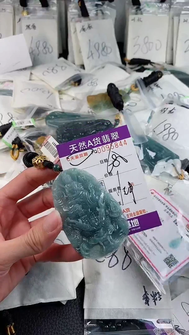 【闪购商品】翡翠颈饰未镶嵌               