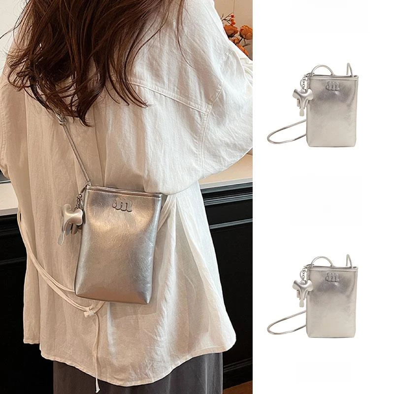 春夏季高级感小巧轻便迷你包包女2025新款银色包散步斜挎小包