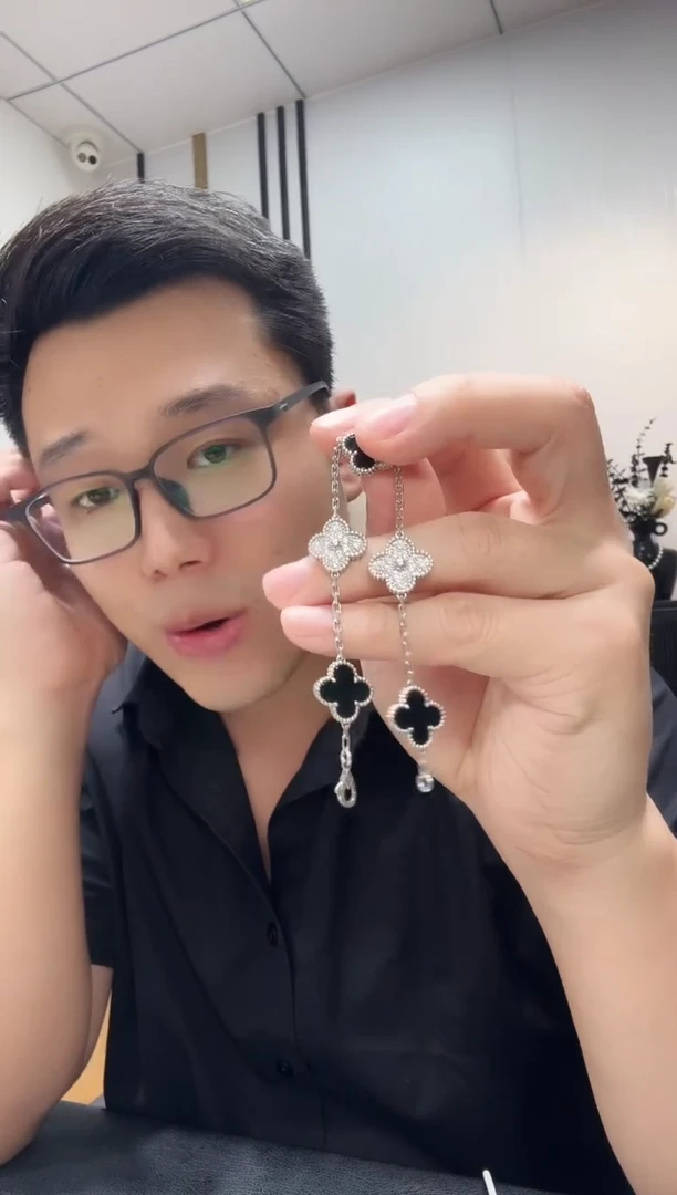 18K金镶嵌手链钻石熊猫手链