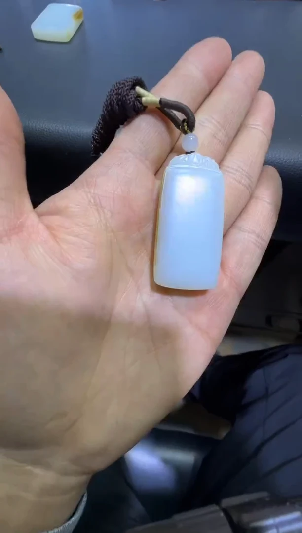 吊坠(赠链)未镶嵌和田玉金山糖白挂件（产地直发）