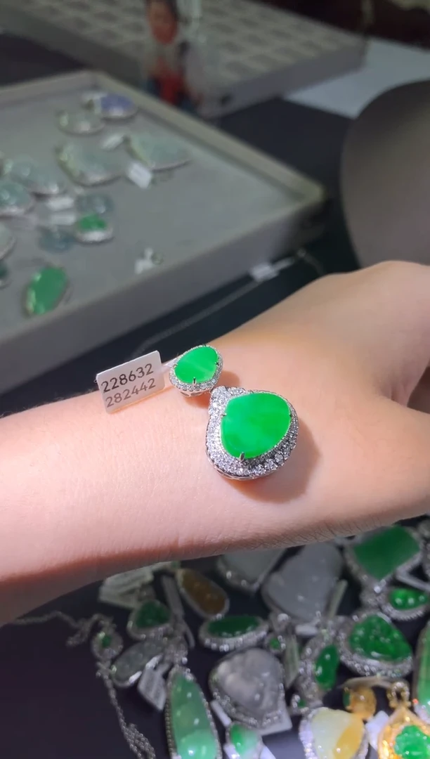 吊坠(不含链)18K金镶嵌翡翠吊坠