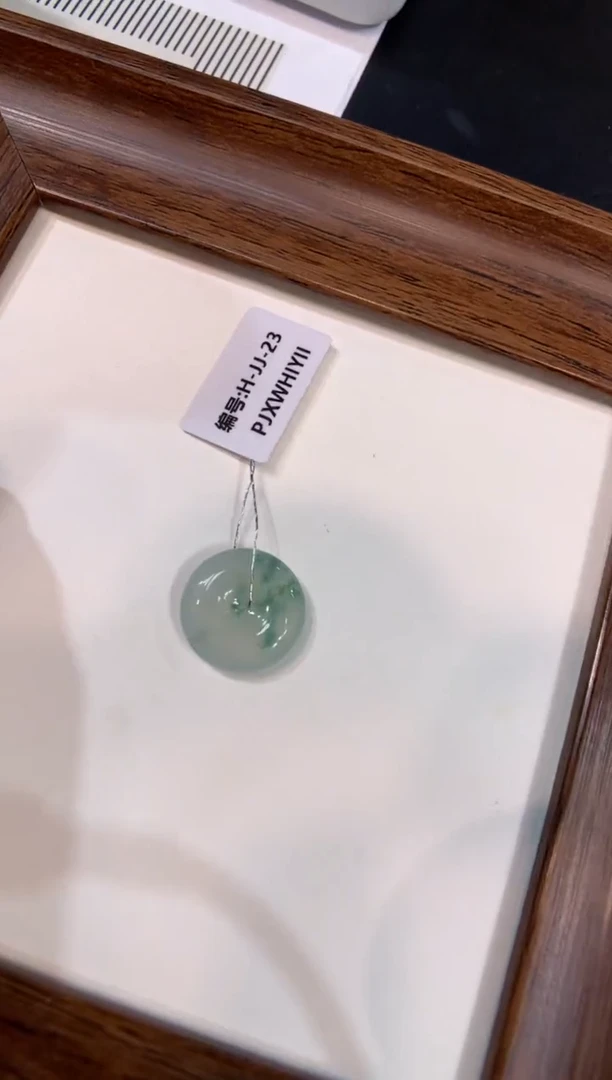颈饰未镶嵌翡翠平安扣