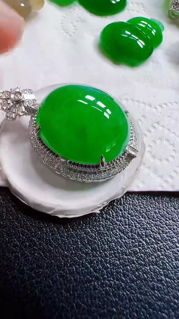 颈饰18K金镶嵌翡翠蛋面