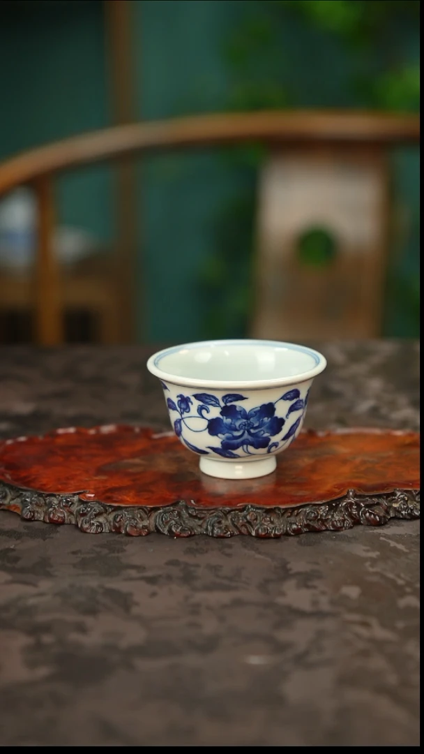 青花手绘缠枝莲主人杯