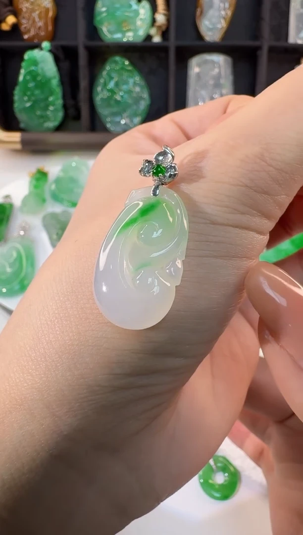 颈饰18K金镶嵌翡翠缅甸A货翡翠