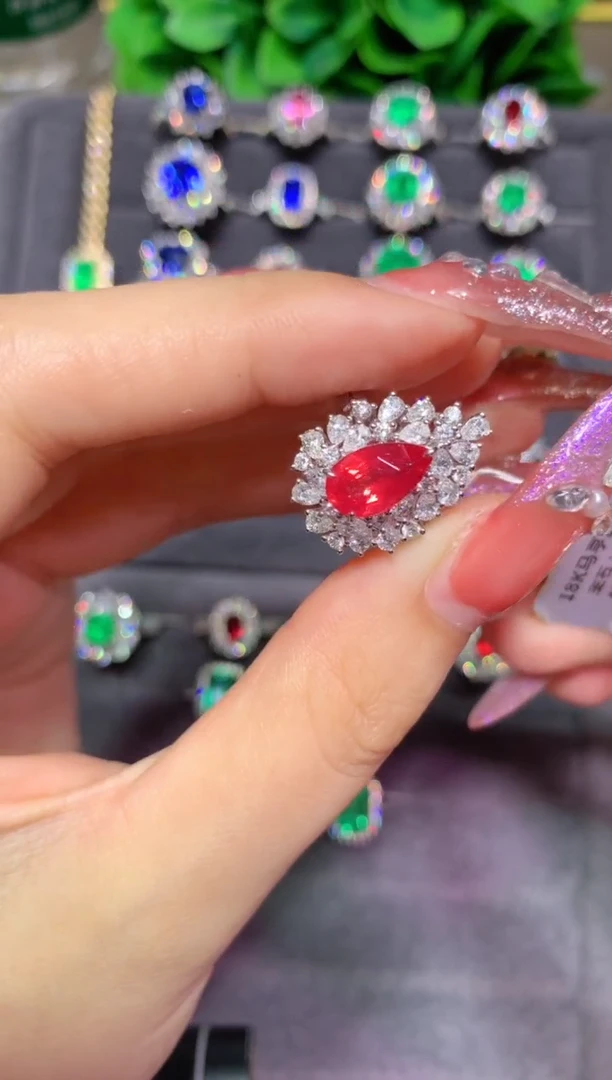 18K金镶嵌戒指尖晶石2.01CT