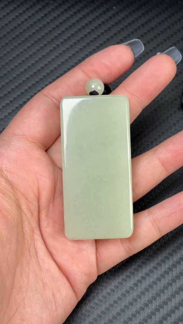 吊坠(赠链)未镶嵌和田玉且末微色差迪克兰二细吊坠m