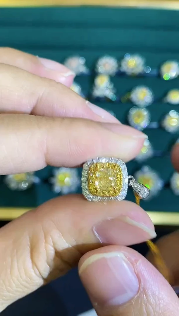 18K金镶嵌吊坠钻石戒指