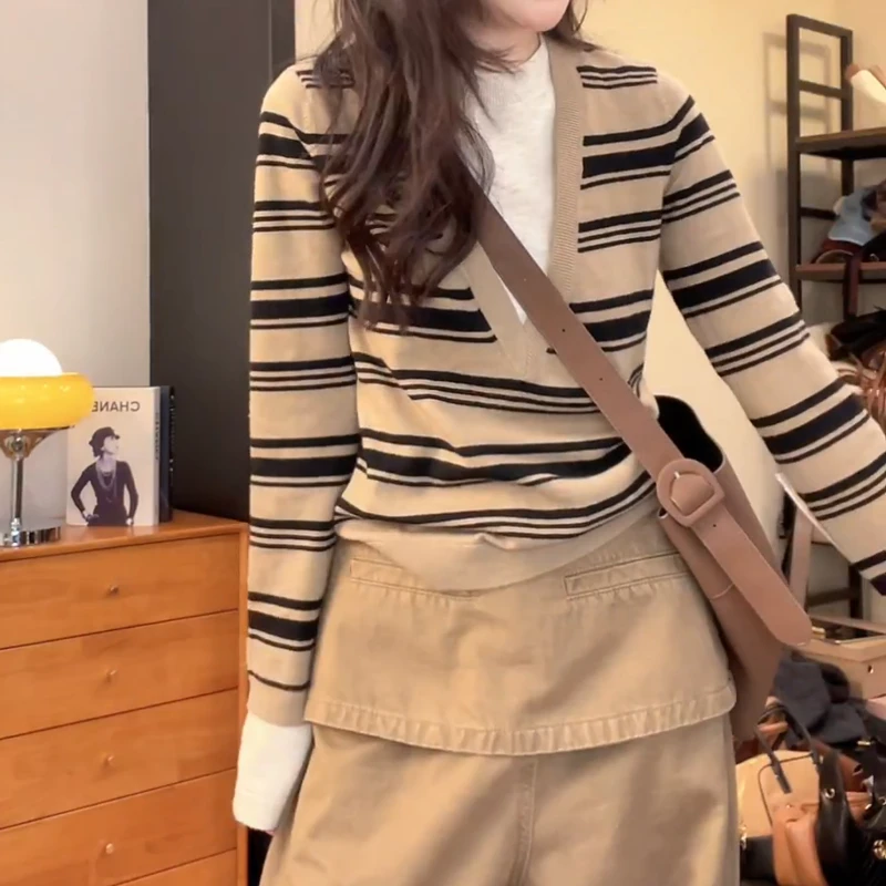 2025新款条纹V领撞色假两件休闲针织长袖上衣LK2507192